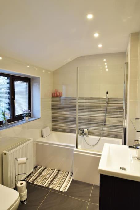 Mikes At Menai - Stylish & Spacious 3 Bed House In Menai Bridge. Exterior foto